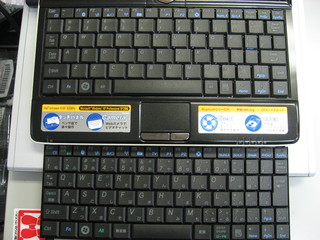 上段取替え後のUSキーボード。下段標準装備のJPキーボード
